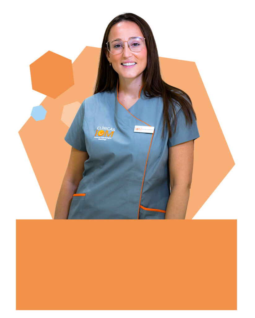 doctora elsa domínguez, especialista en implantes dentales en ciudad real