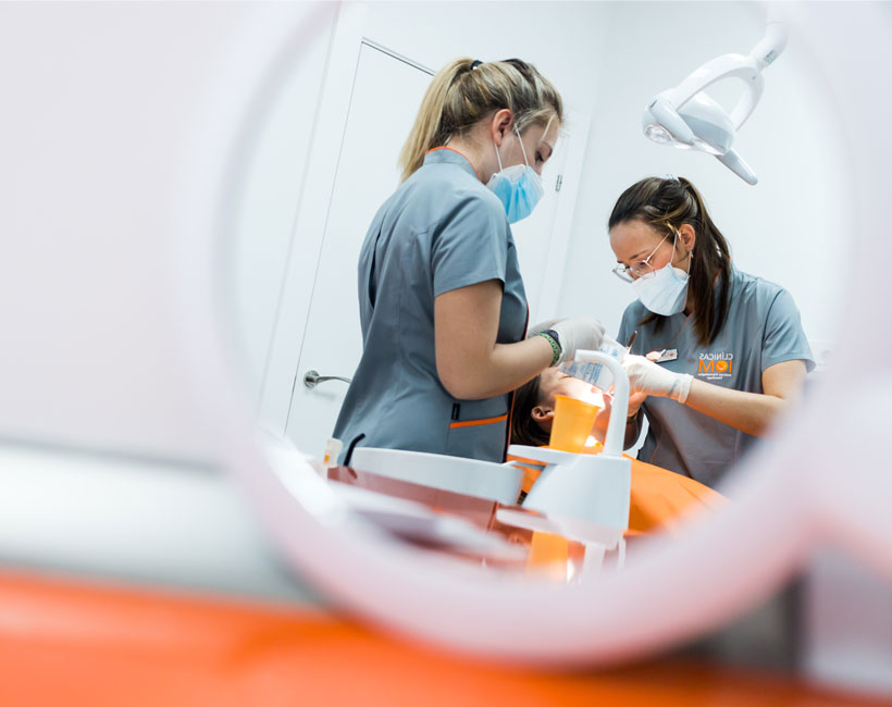 Implantológa dental con higienista en Malagón