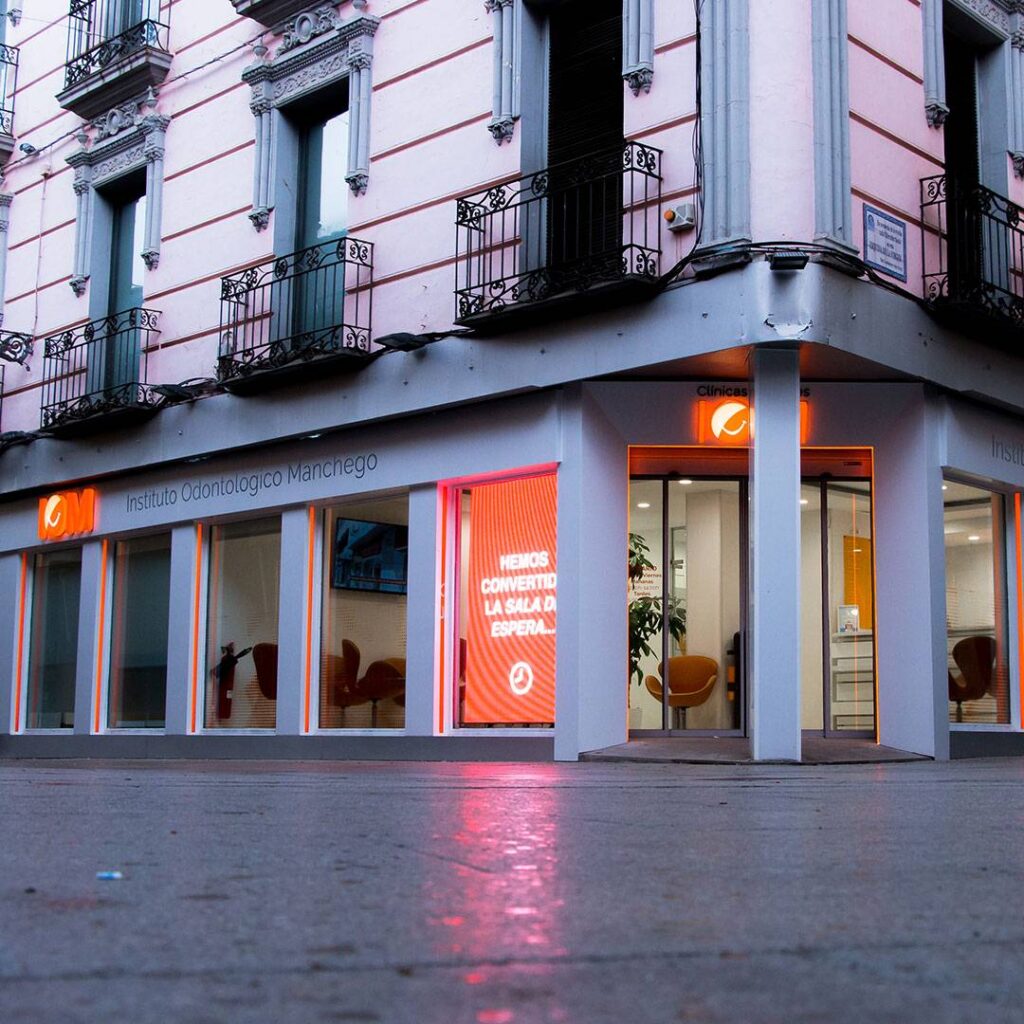 Exterior de IOM clinica dental en ciudad real