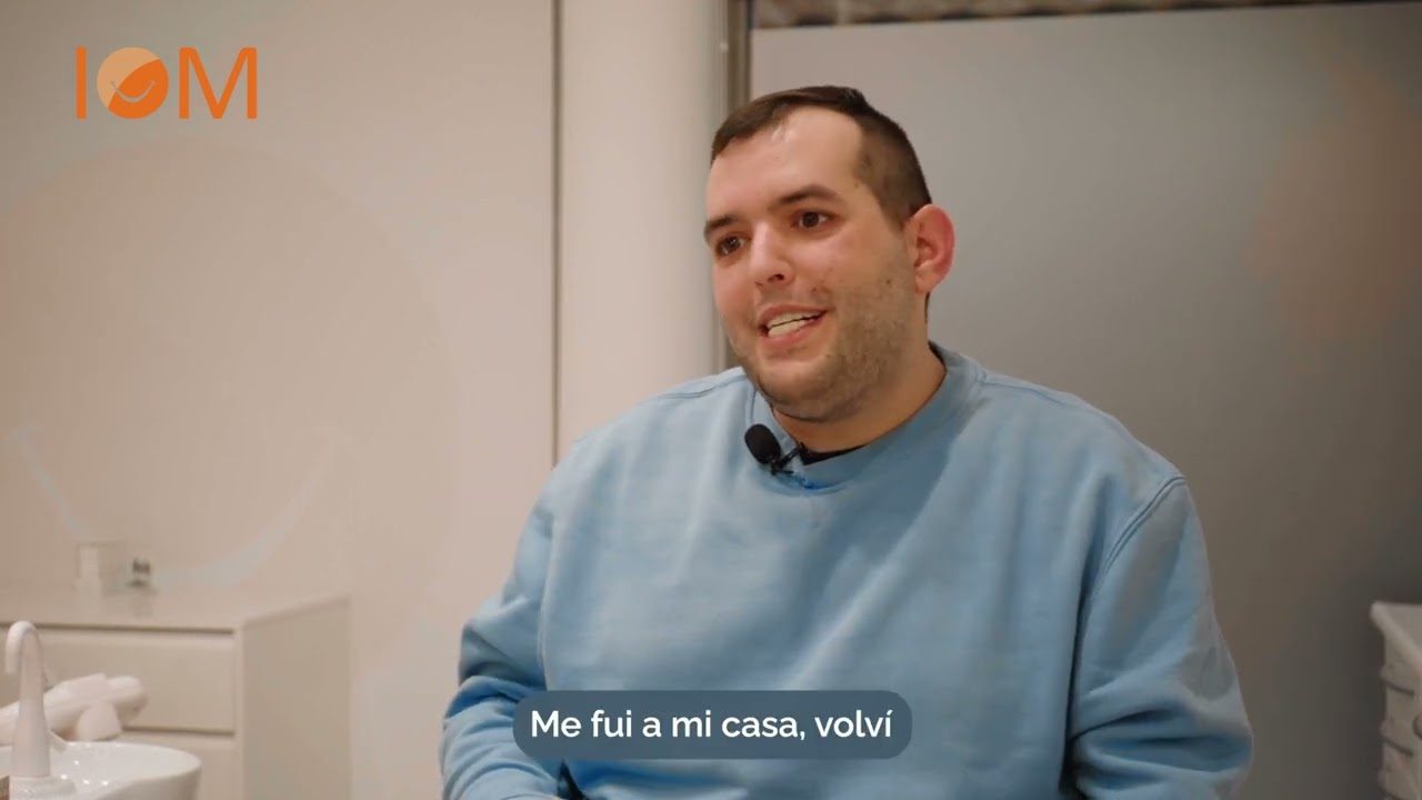 Video Thumbnail: Paciente de nuestra clínica dental cuenta su experiencia tras el cambio radical de su sonrisa.